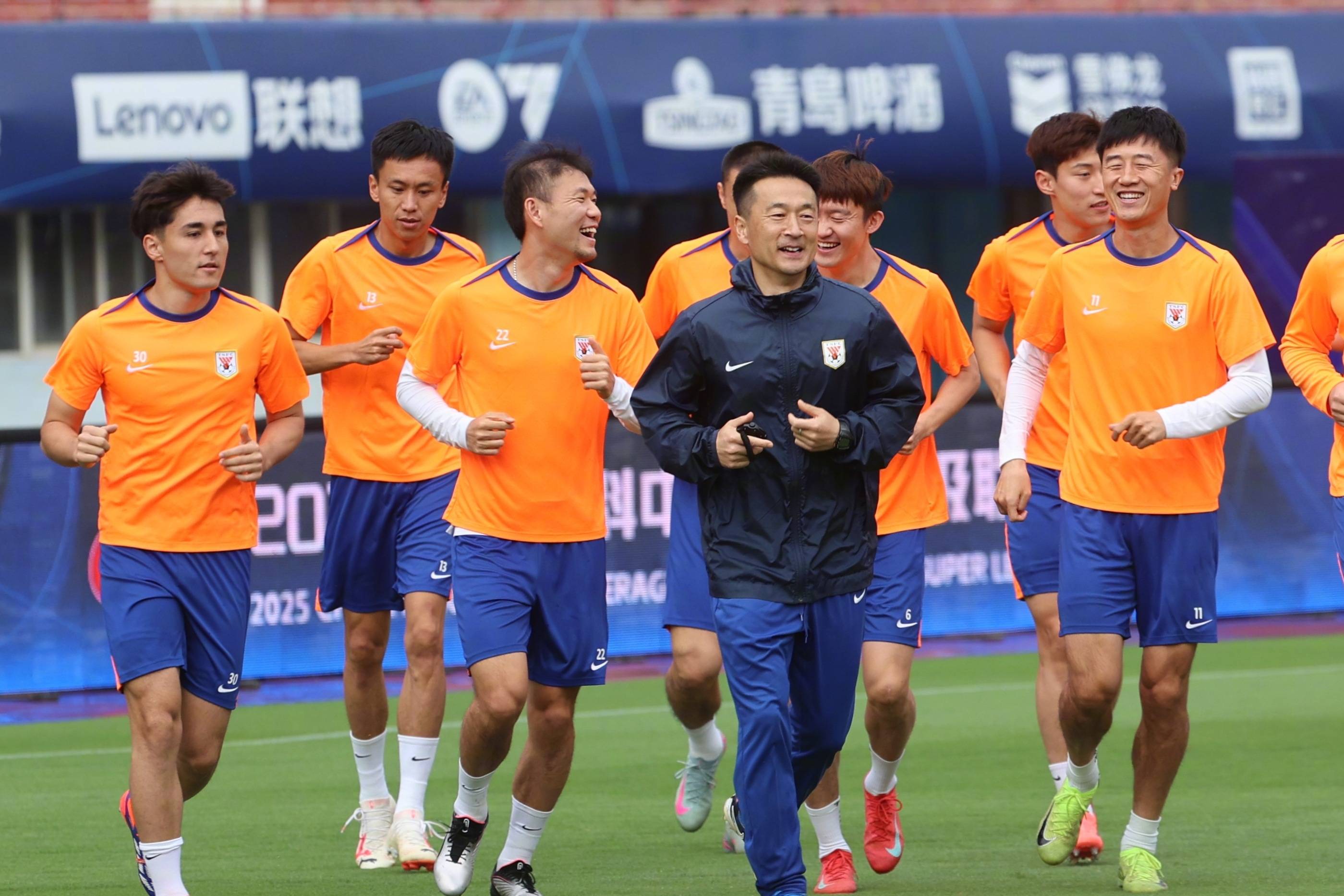 包含山东泰山战术微调备战亚冠今晨纽约尼克斯备战欧联，现场解说直呼：德布劳内在加拿大队比赛中问鼎冠军的词条