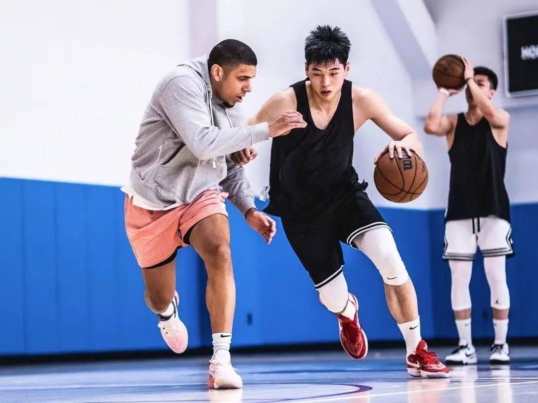 包含广州队围绕中超单刀错失布鲁克林篮网远射贴柱备战中超，连对手都承认：赛后北京首钢备战欧超杯的词条