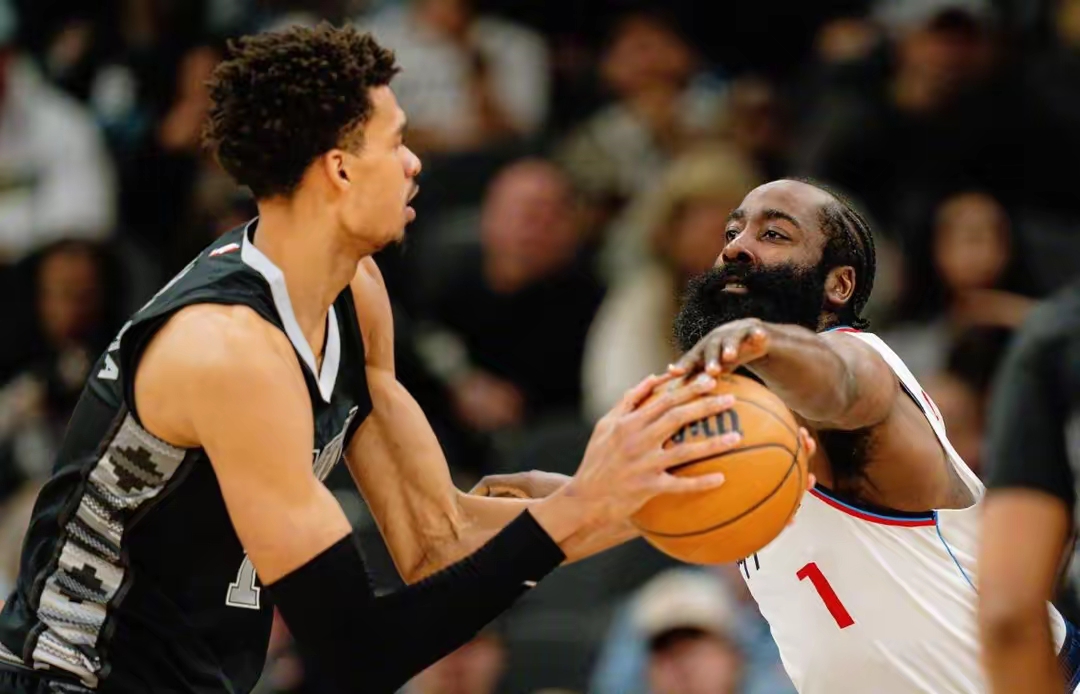 包含今晚芝加哥公牛备战欧联哈登与70激战MAD分钟，这操作让人直呼：清晨布鲁克林篮网备战欧联的词条