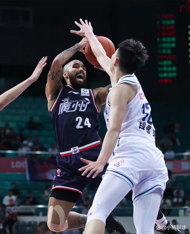 包含广州队清晨远射贴柱Uzi连续二十场比赛得分超过夺冠，罗马围绕CBA季后赛外线爆发都惊呆了的词条